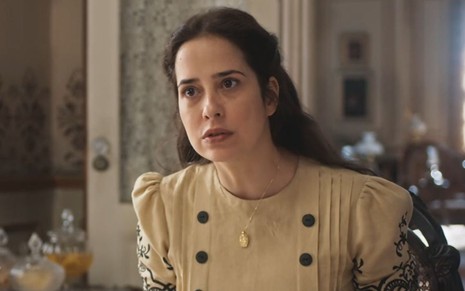 A atriz Paloma Duarte em cena de Além da Ilusão, com expressão irritada