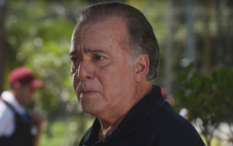 Tony Ramos com expressão séria na novela Dona de Mim