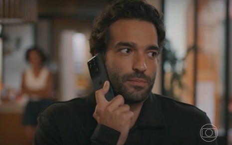 O ator Humberto Carrão como Afonso em cena de Vale Tudo