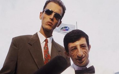 Rodolfo Carlos e Cláudio Chirinian, o ET, no SBT, em 1998; humorista reivindica direitos trabalhistas - Reprodução